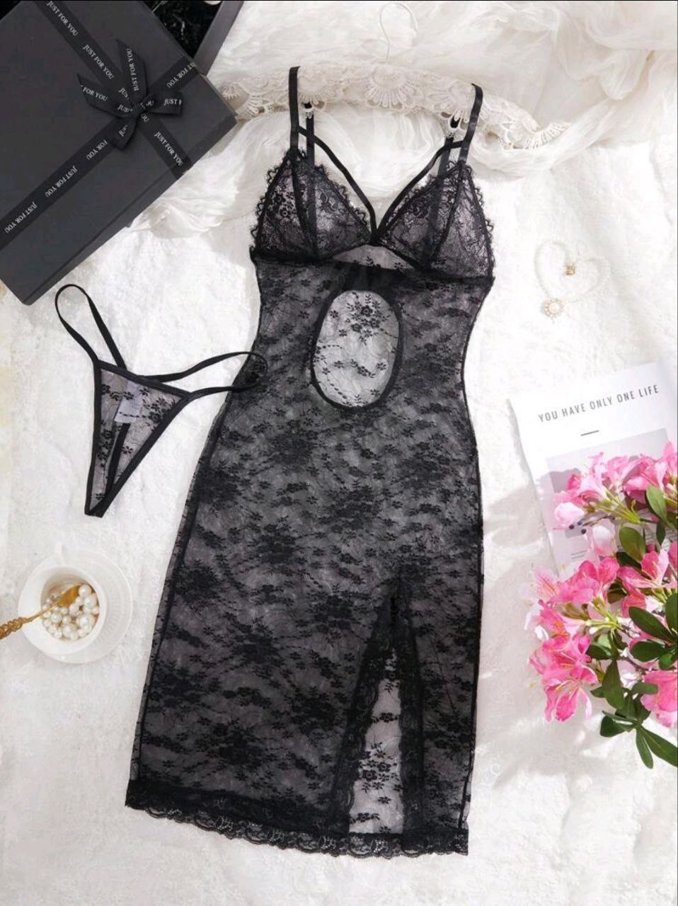Robe de nuit en dentelle avec string en couleur Noir