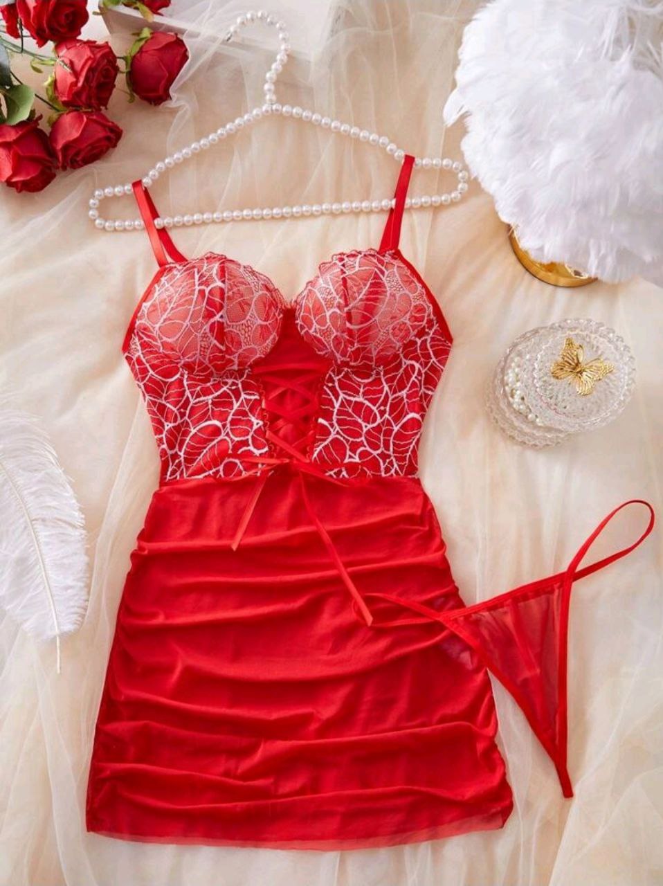 Nuisette avec string en dentelle en couleur rouge